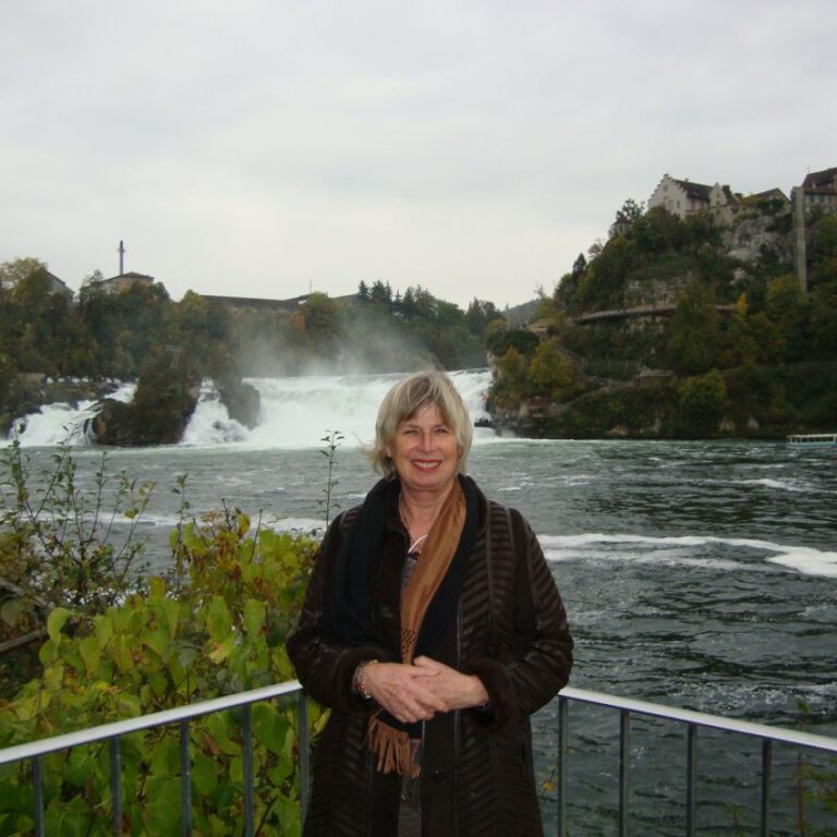 צביה מאירה בחיוך את הנוף, שוויץ-