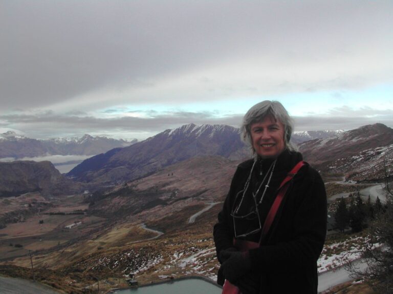 צביה נראית מאושרת בניו זילנד