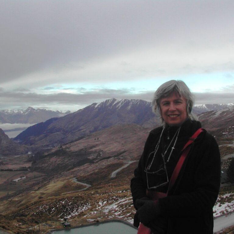 צביה נראית מאושרת בניו זילנד