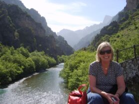 צביה על רקע נחל אחרון שזורם מהרי הפינדוס ונשפך לים היוני והוא אחד מ-5 הנהרות שדרכם עושים המתים את דרכם לממלכת המתים