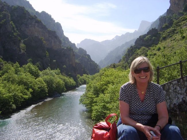 צביה על רקע נחל אחרון שזורם מהרי הפינדוס ונשפך לים היוני והוא אחד מ-5 הנהרות שדרכם עושים המתים את דרכם לממלכת המתים