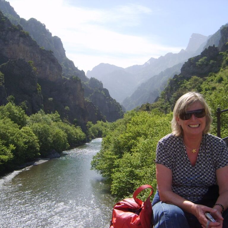 צביה על רקע נחל אחרון שזורם מהרי הפינדוס ונשפך לים היוני והוא אחד מ-5 הנהרות שדרכם עושים המתים את דרכם לממלכת המתים