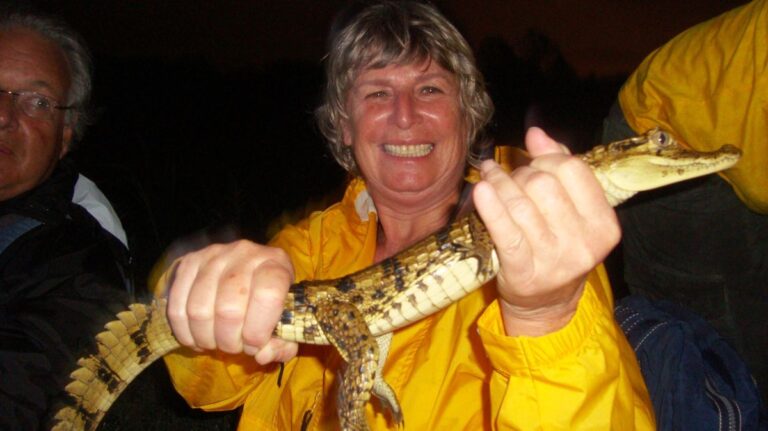 צדים קיימנים בלילה באמזונס