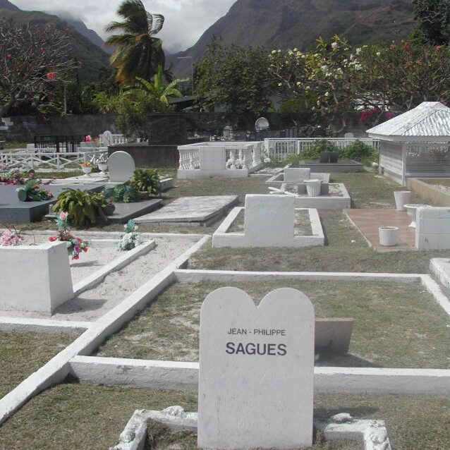 קברו של בחור יהודי שטבע בגלישת גלים בטהיטי