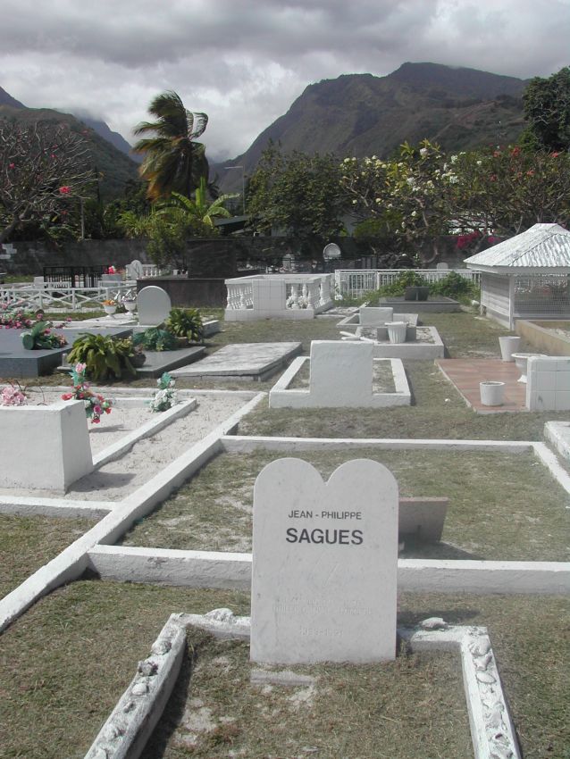 קברו של בחור יהודי שטבע בגלישת גלים בטהיטי