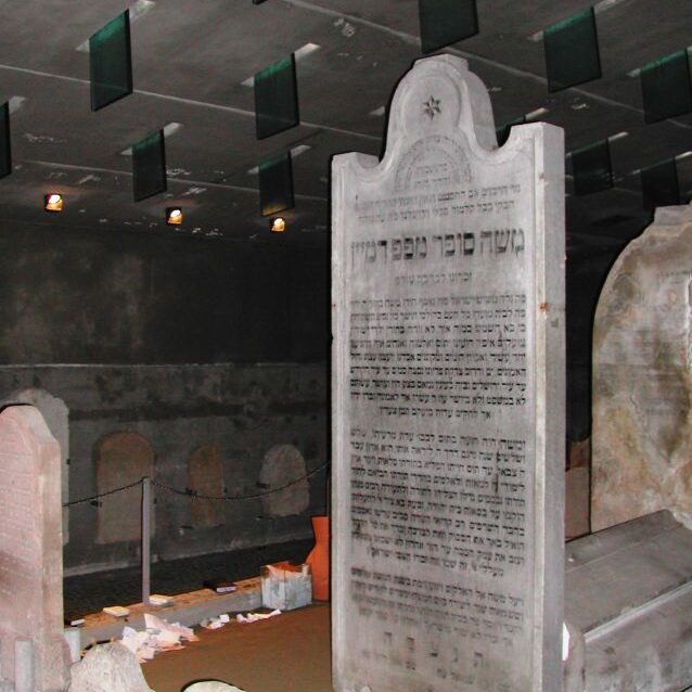 קברו של החתם סופר מתחת לאוטוסטרדה בברטיסלבה