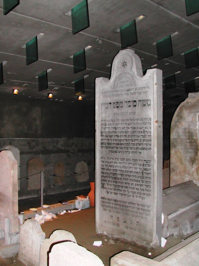 קברו של החתם סופר מתחת לאוטוסטרדה בברטיסלבה