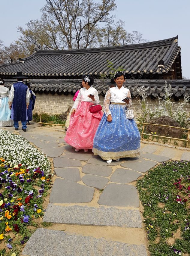 קוריאניות בלבוש מסורתי