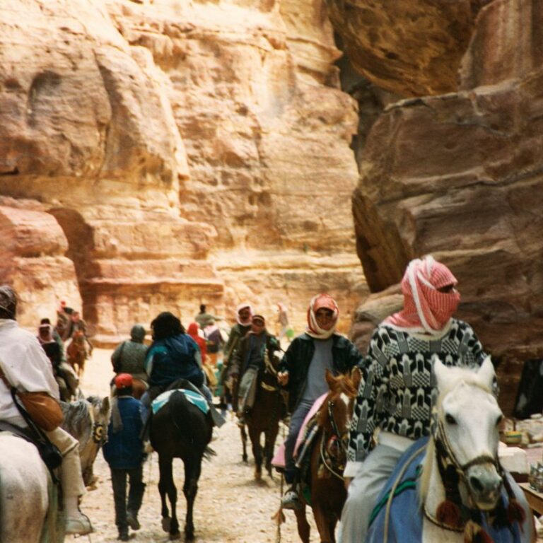 רוכבים על סוסים בקניון פטרה בירדן