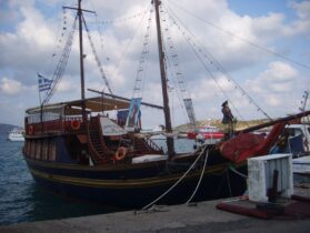 רפליקה של ספינה עתיקה להפלגות סביב האי