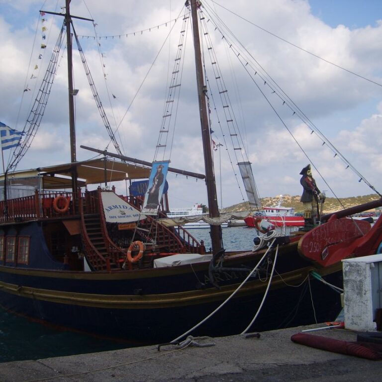 רפליקה של ספינה עתיקה להפלגות סביב האי