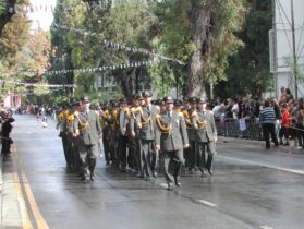 שוטרים קפריסאים צועדים בניקוסיה