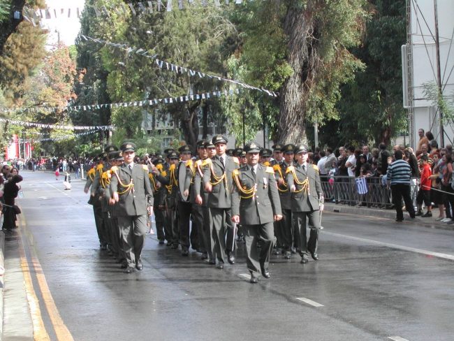 שוטרים קפריסאים צועדים בניקוסיה