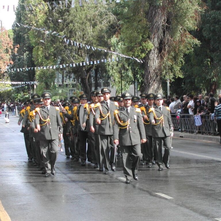 שוטרים קפריסאים צועדים בניקוסיה