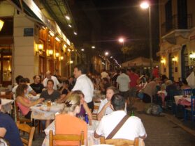 שמח ברובע פלאקה בלילה