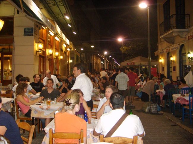 שמח ברובע פלאקה בלילה