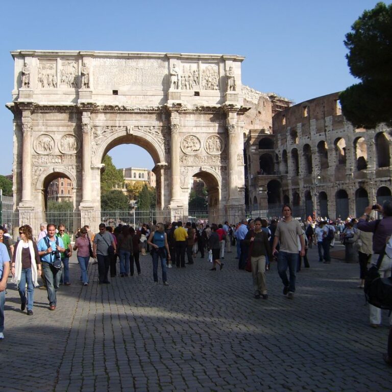 שער טיטוס ליד הקולוסיאום