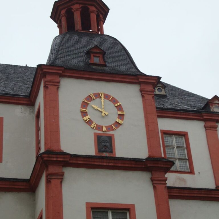 תבליט של בעל הבית מתחת לשעון