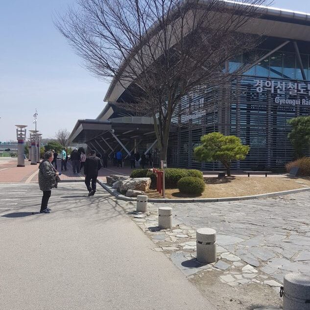 תחנת רכבת מודרנית שהוקמה בגבול שבין שתי הקוריאות ומחכה לימים יותר טוביםעכס