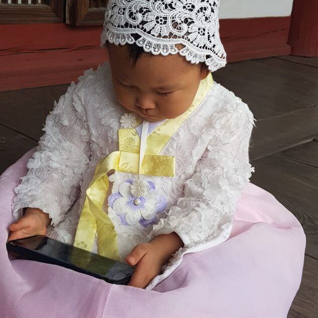 תינוקת קוריאנית נולדת עם פלאפון