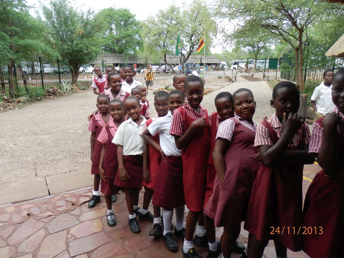 תלמידות אפריקניות במפלי ויקטוריה
