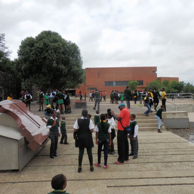 תלמידות באתר הפגנה ביוהנסבורג בו ירו השוטרים במפגינים