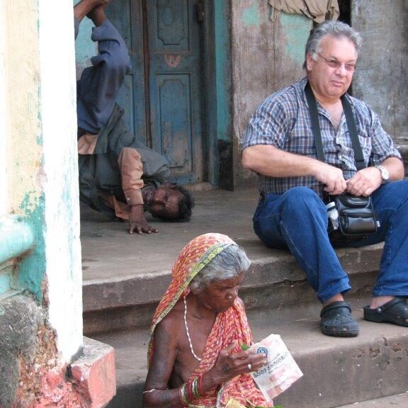 צביקה לוין משתלב בחיי ההודים