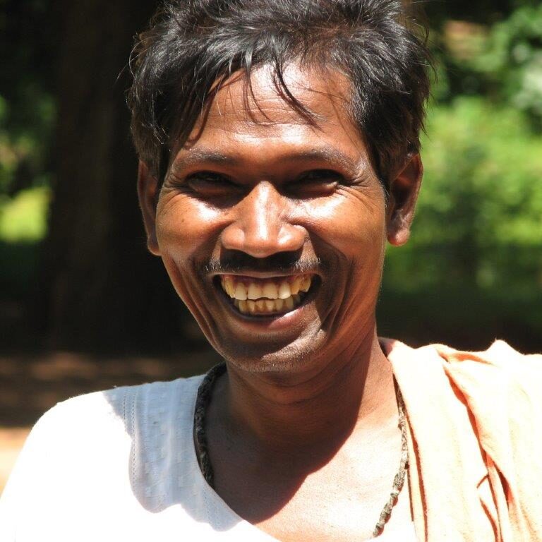 בחור הודי מאושר