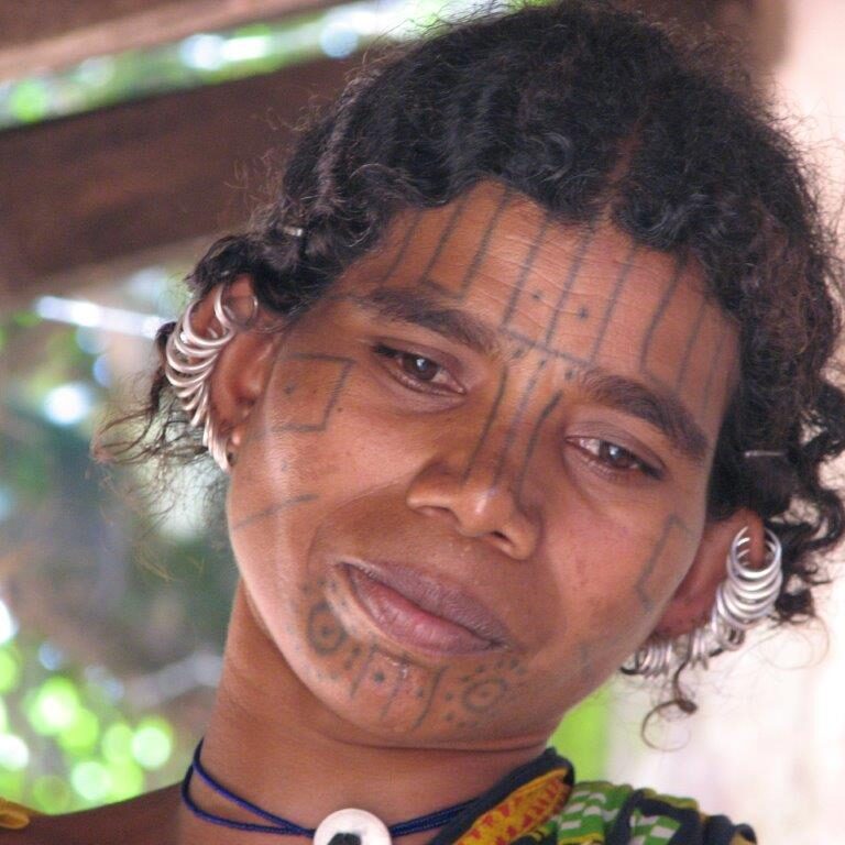 נערה הודית מהרהרת בהצעת הנישואין שהוגשה לה