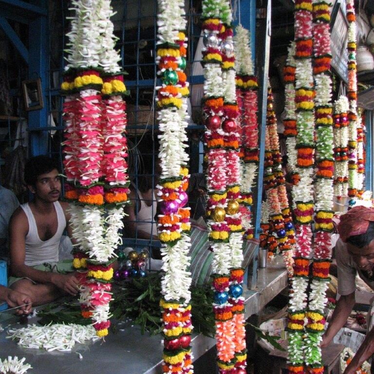 תבלינים הודים צבעוניים בשוק