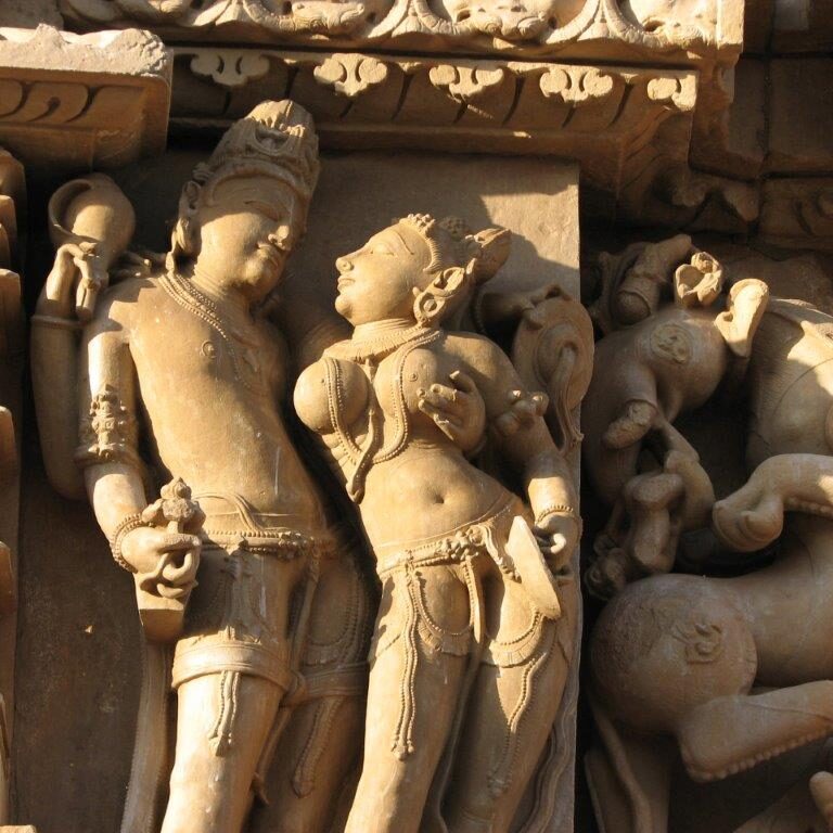 תבליטים אירוטיים על מקדשים הינדים