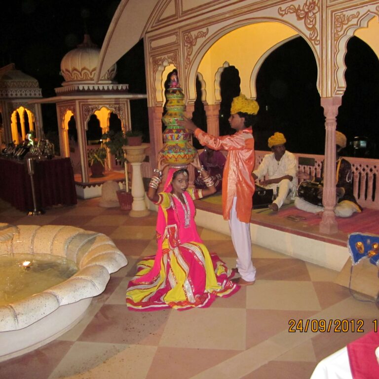 רקדנית מתאפרת לקראת מופע בג'ייפור