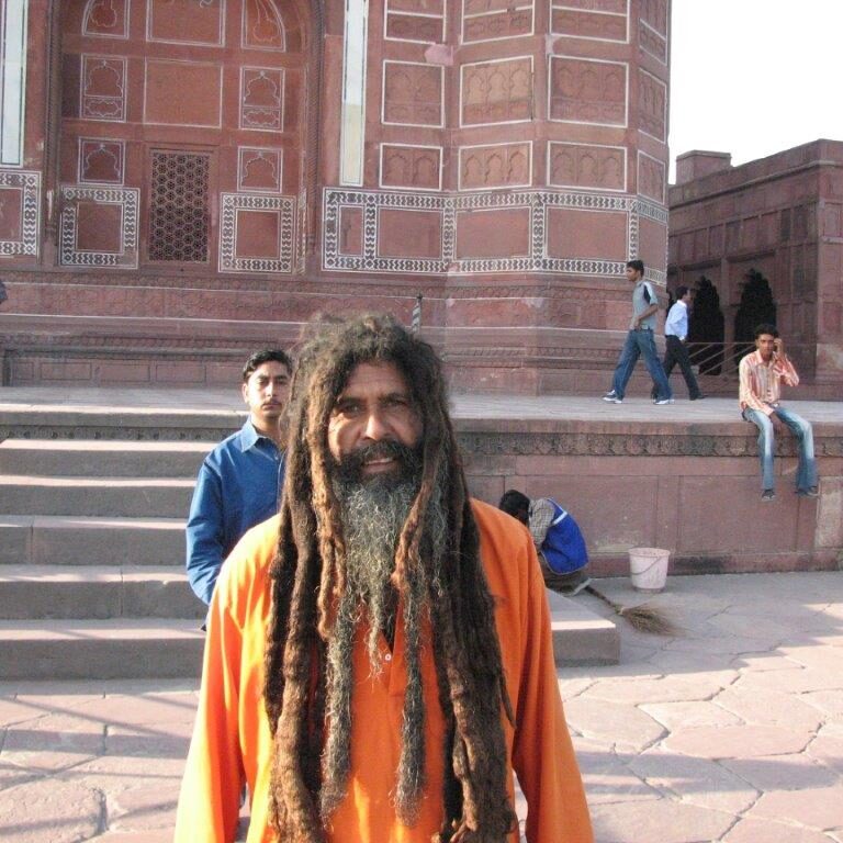 פאקיר זרוק על רקע הארמון המפואר