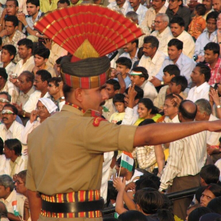 שוטר הודי עם כובע ומצנפת