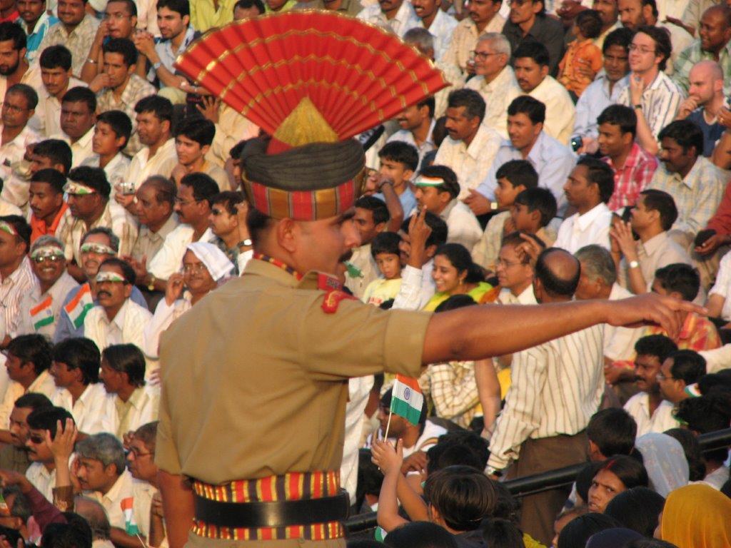 שוטר הודי עם כובע ומצנפת