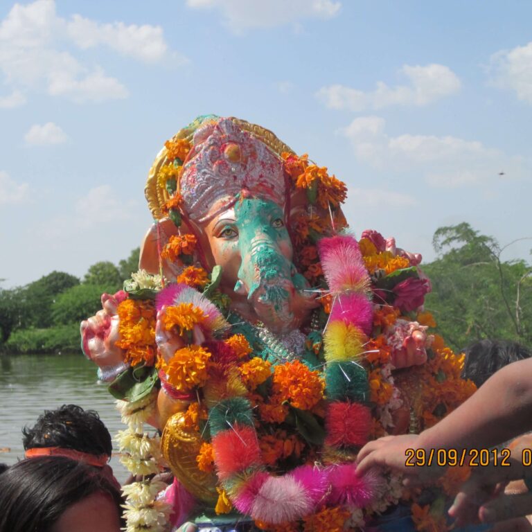 הכנות לפסטיבל האל גאנש עם ראש הפיל