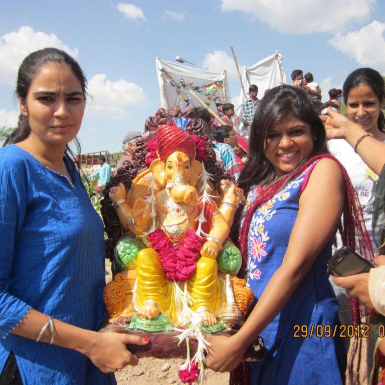 נשים הינדיות גאות בפסלו של האל גאנש