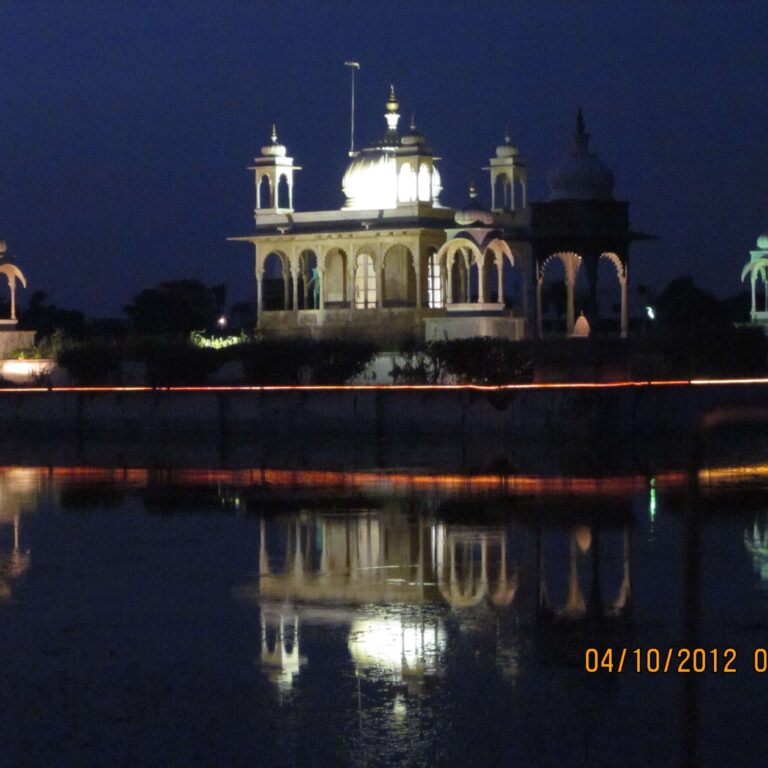 הארמון הצף באור נגוהות בלילה, פושקר הודו
