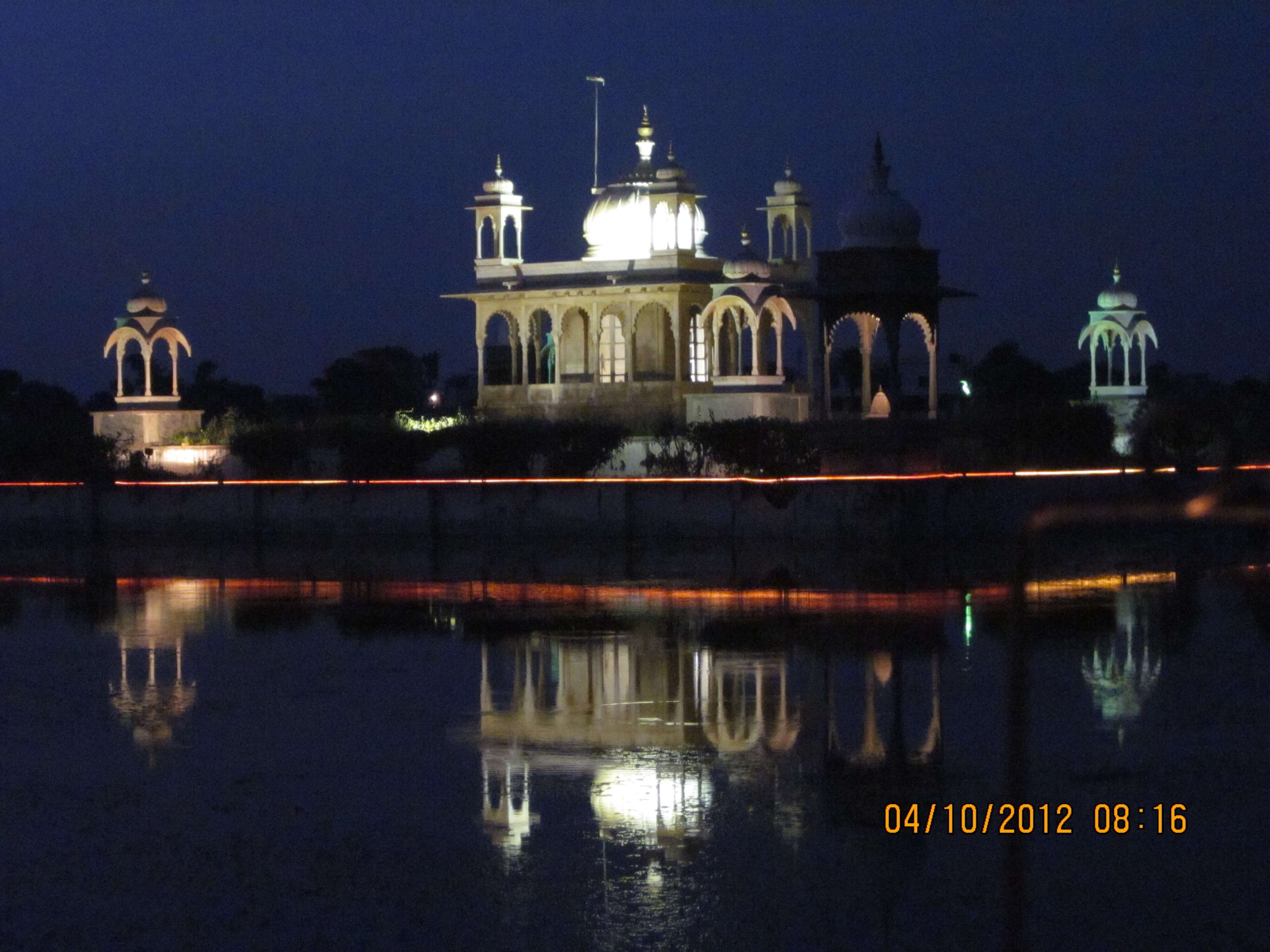 הארמון הצף באור נגוהות בלילה, פושקר הודו