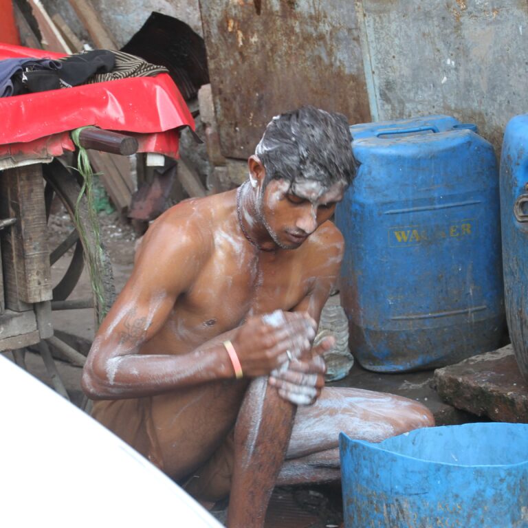 בחור הודי באמבטית הבוקר שלו