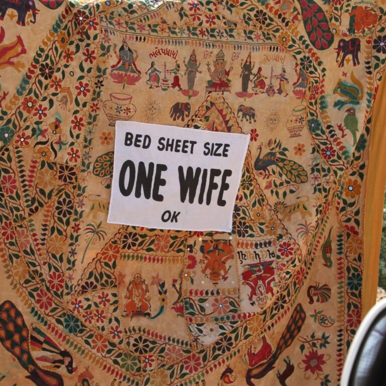 עם סדיני משי הודי ניתן להסתפק באשה אחת ע