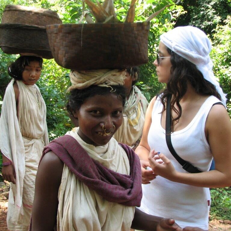 נשים הודיות על רקע של בחורה מערבית, הבדלים של יום ולילה