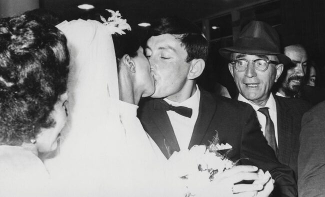 חניתה בטקס החתונה כשאבי משקיף מהצד