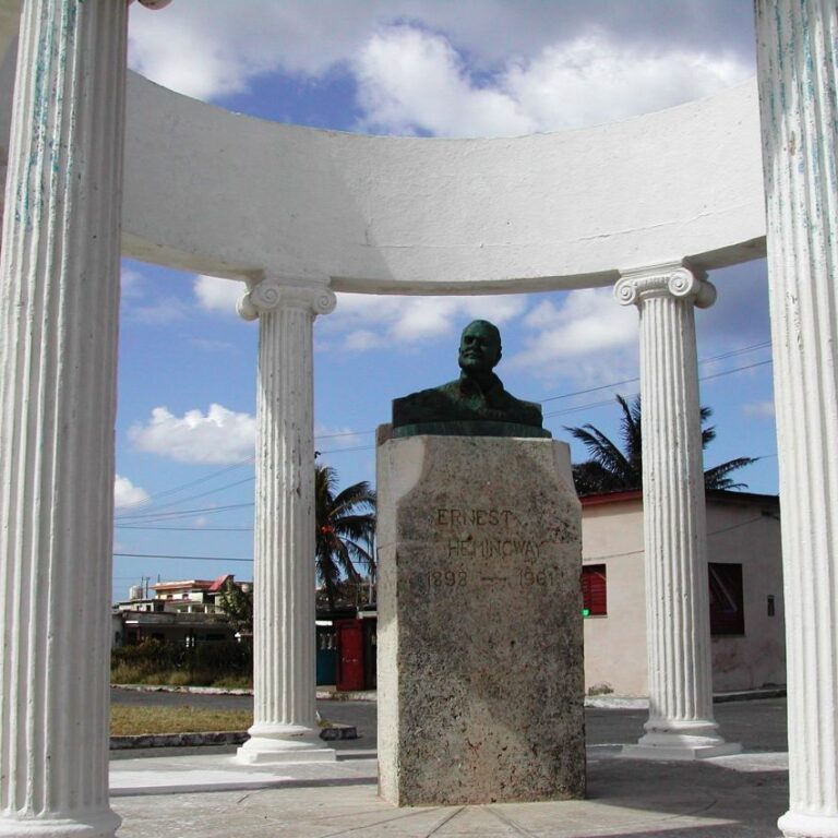 אנדרטה לזכרו של הסופר האמריקני האמינגווי בקובה