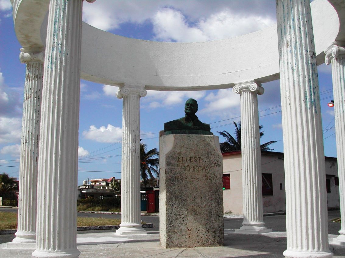 אנדרטה לזכרו של הסופר האמריקני האמינגווי בקובה
