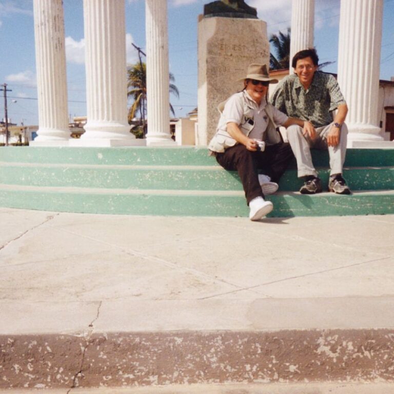 אנדרטה המוקדשת לסופר האמריקני ארנסט האמינגוויי שמקומות רבים בקובה מתגאים להציג עצמם כמארחיו