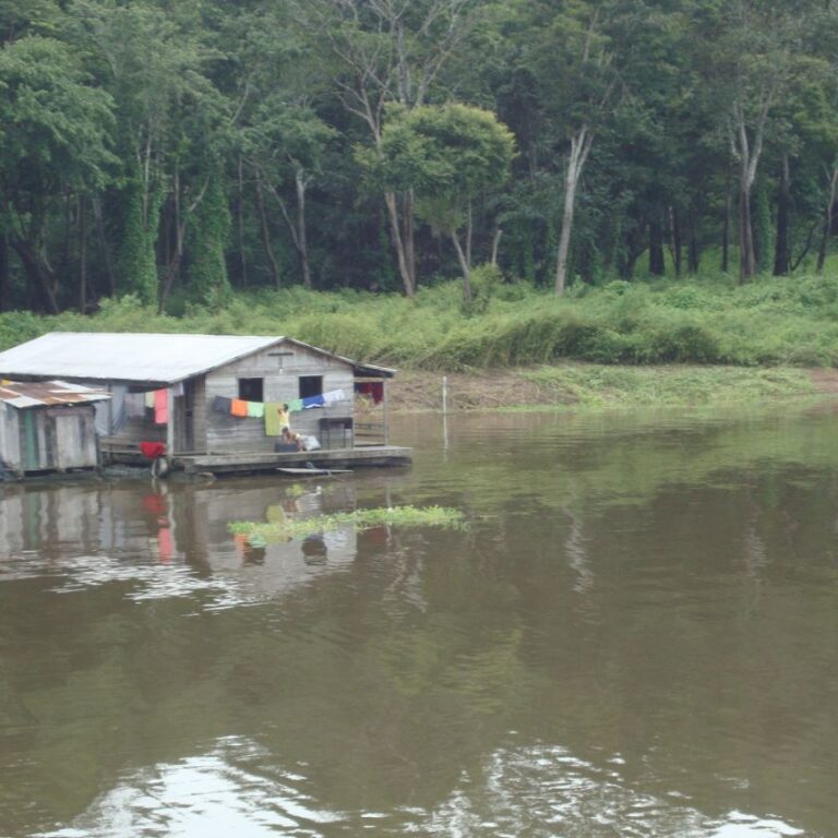 בית מגורים בתוככי הנהר