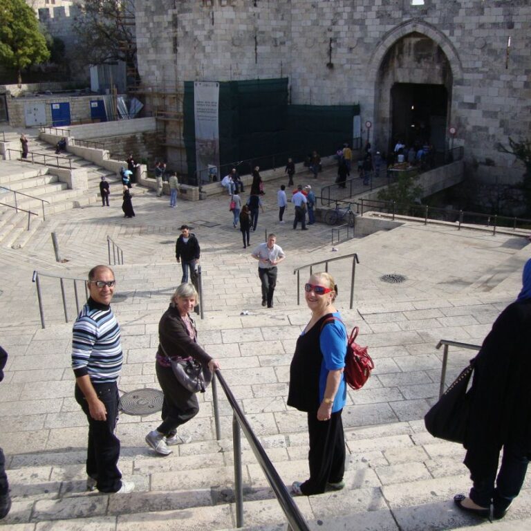 צביה ונורית וניסים בכניסה לשער שכם