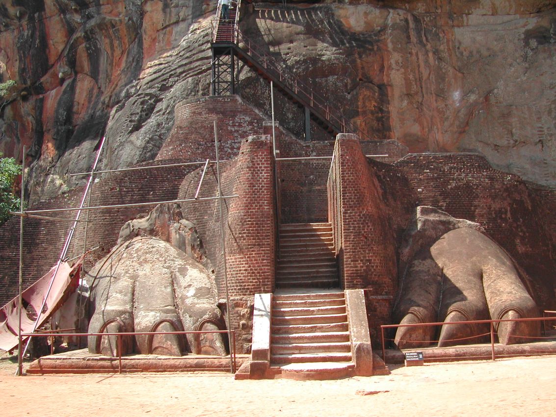 במעלה 1400 המדרגות לארמון על ראש הצוק נחצבו כפות רגלי אריה ומשם הכינוי לצוק "סלע האריה"