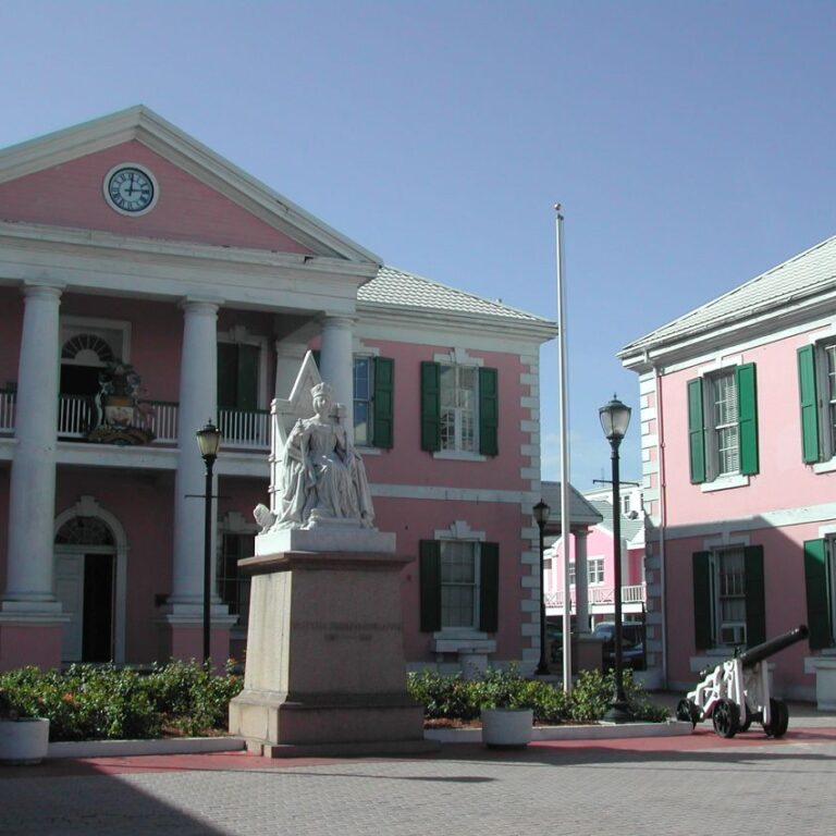 בנין המימשל בברמודה עם פסלה של המלכה ויקטוריה